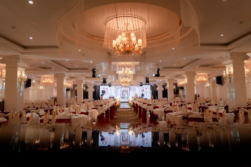 Before the Doors Swing Open: The Strategic Playbook for Arriving Early and Owning the Room